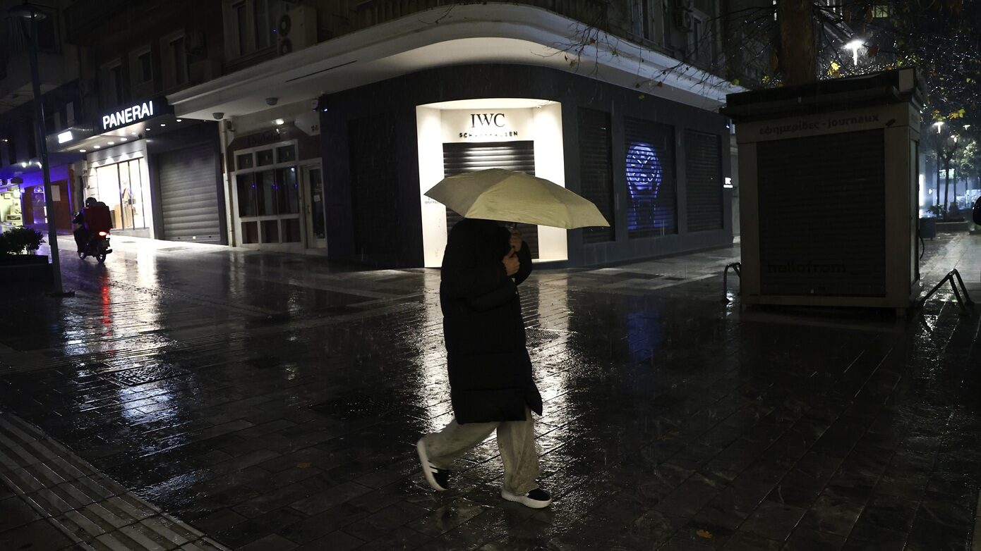 Η οδός Ναϊάδων στο Παλαιό Φάληρο έκλεισε εξαιτίας καθίζησης από την καταιγίδα