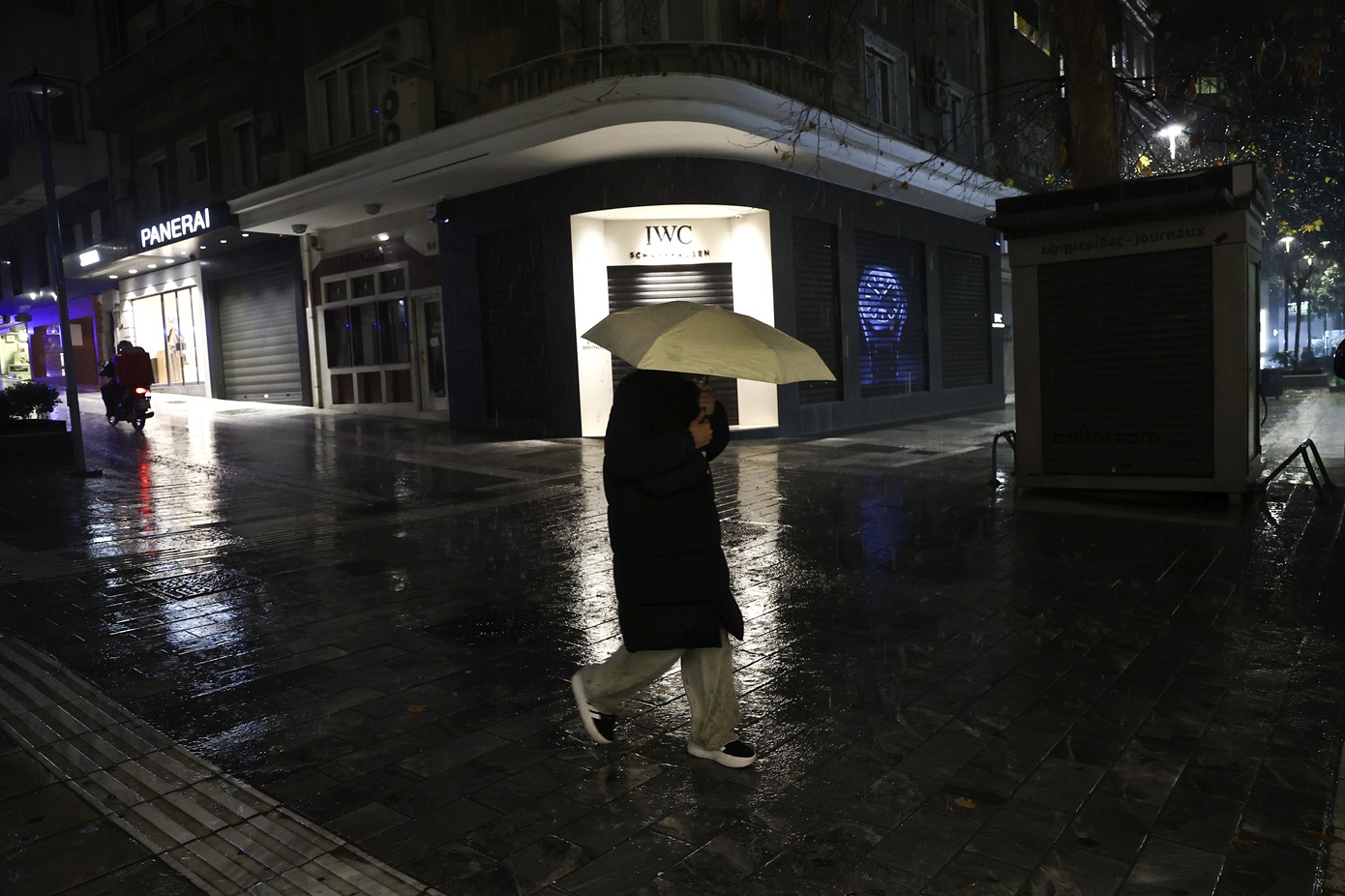 Η οδός Ναϊάδων στο Παλαιό Φάληρο έκλεισε εξαιτίας καθίζησης από την καταιγίδα