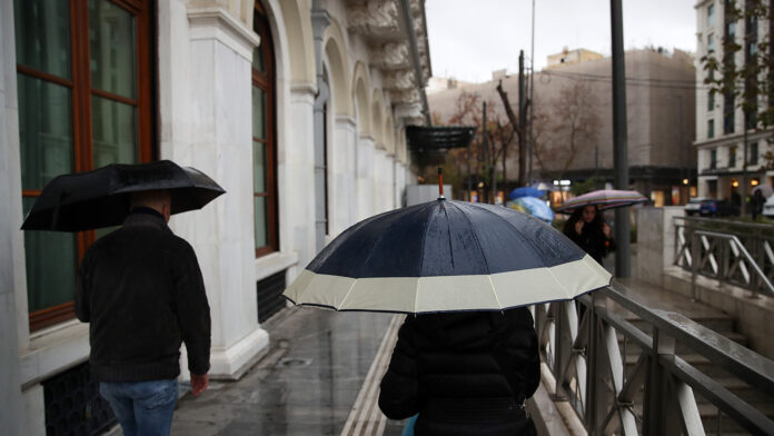 Καιρός: Απομακρύνεται η αφρικανική σκόνη, αλλά καταφθάνουν βροχές, καταιγίδες και πτώση θερμοκρασίας