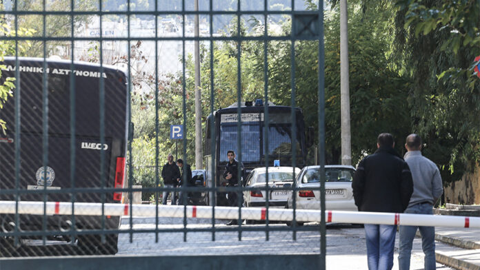 Σύλληψη ζευγαριού με δύο μαχαίρια στην είσοδο των δικαστηρίων Ευελπίδων