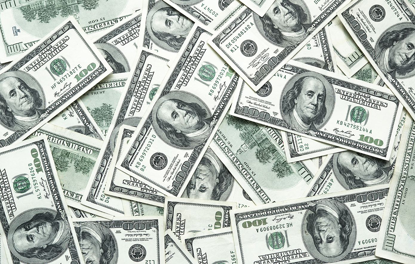 Αυξάνονται τα κέρδη του δολαρίου – Η «αντοχή» του πληθωρισμού και οι διαφωνίες στη Fed