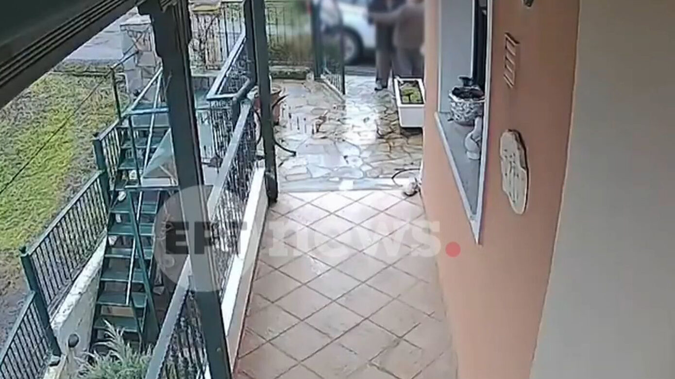 Η στιγμή που Ρομά αγκαλιάζει ηλικιωμένο και αφαιρεί αλυσίδα από τον λαιμό – Πάνω από 400.000 ευρώ η λεία της συμμορίας