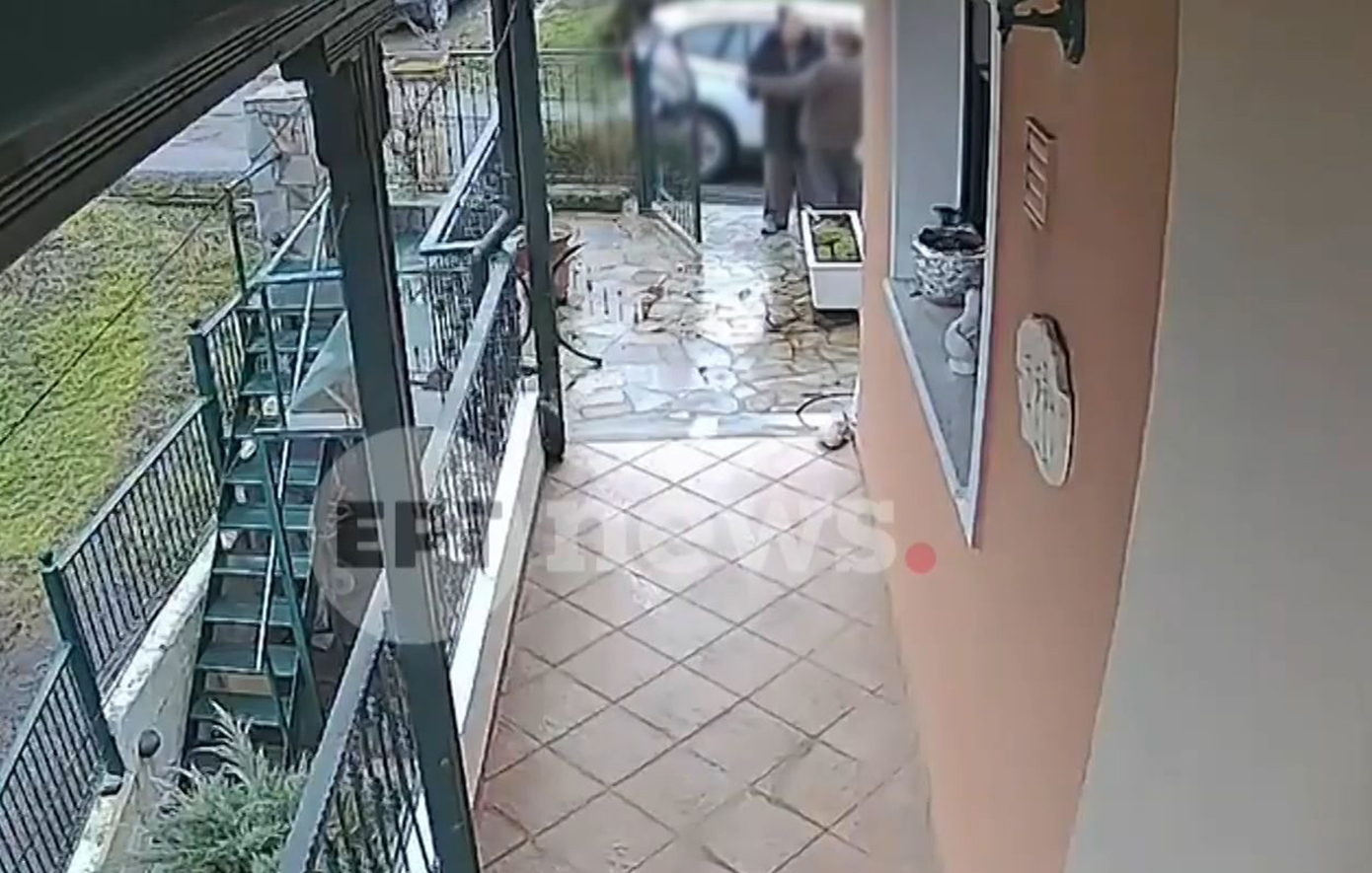 Η στιγμή που Ρομά αγκαλιάζει ηλικιωμένο και αφαιρεί αλυσίδα από τον λαιμό – Πάνω από 400.000 ευρώ η λεία της συμμορίας