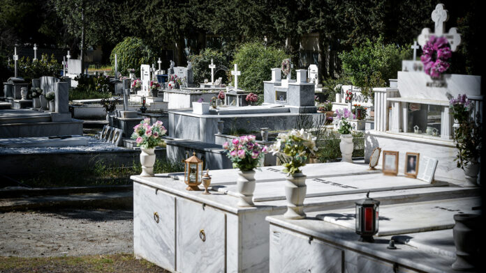 Ξεκινά η εκταφή και επανενταφιασμός των 150 θυμάτων Covid στην Καβάλα – Η αποσύνθεσή τους δεν έχει ολοκληρωθεί