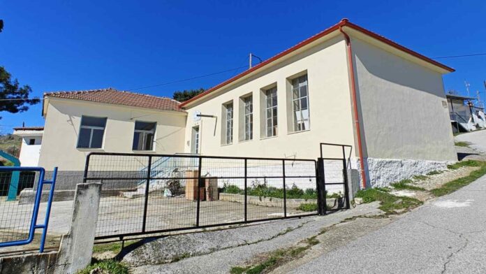 Δ. Ελασσόνας: Ολοκληρώθηκε η ανακαίνιση της στέγης στο Δημοτικό Σχολείο Μ. Ελευθεροχωρίου