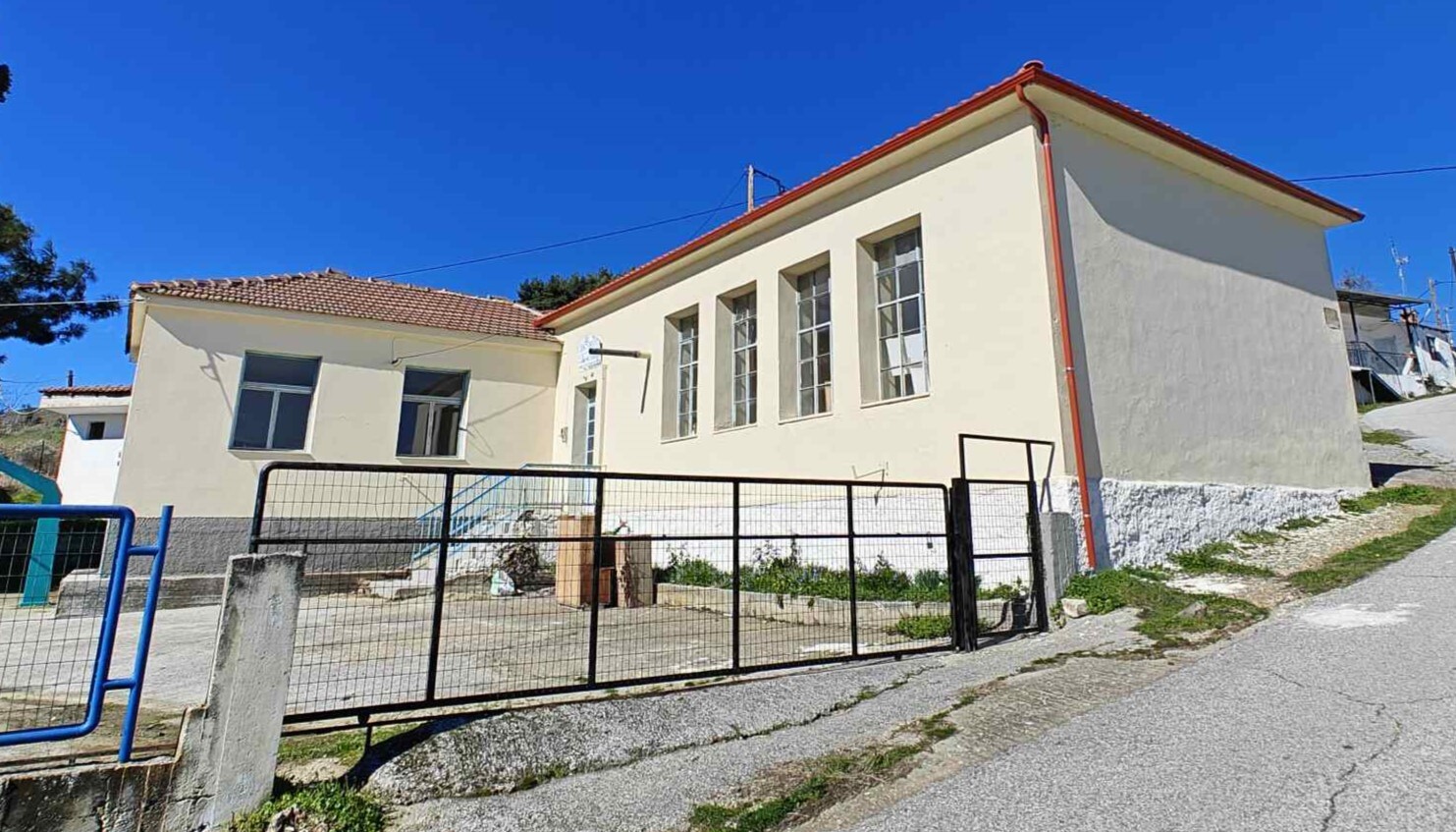 Δ. Ελασσόνας: Ολοκληρώθηκε η ανακαίνιση της στέγης στο Δημοτικό Σχολείο Μ. Ελευθεροχωρίου