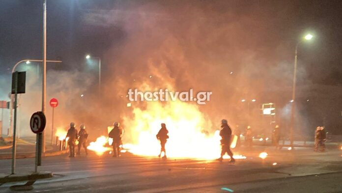Επεισόδια με μολότοφ και δακρυγόνα στο ΑΠΘ: 230 προσαγωγές, τραυματισμένος αστυνομικός και ζημιές σε οχήματα