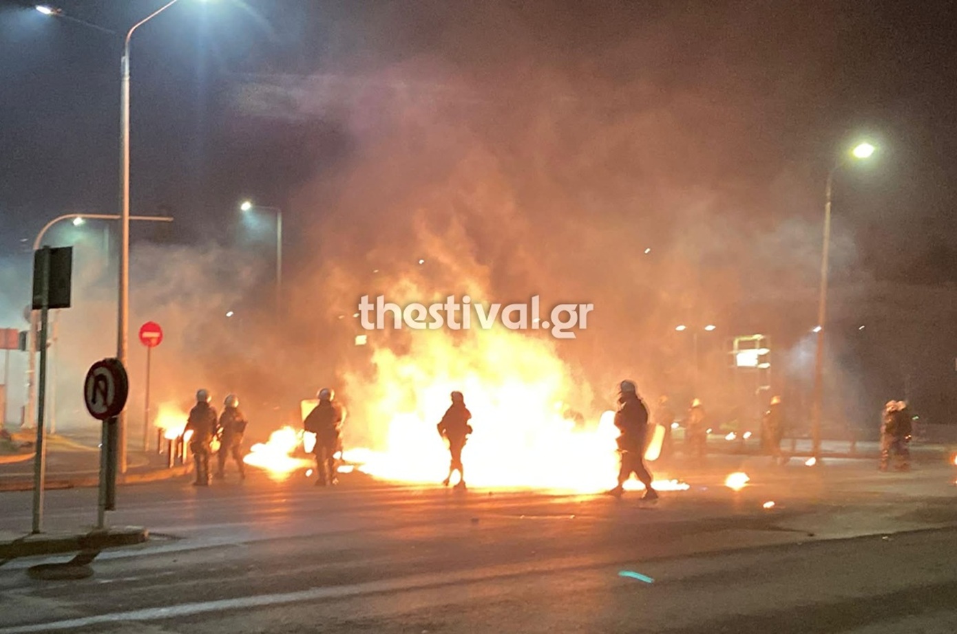 Επεισόδια με μολότοφ και δακρυγόνα στο ΑΠΘ: 230 προσαγωγές, τραυματισμένος αστυνομικός και ζημιές σε οχήματα