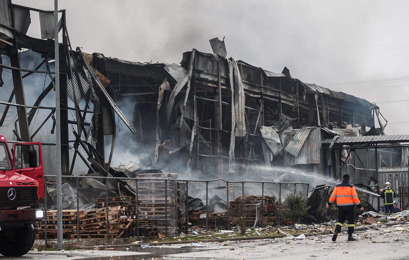 Ειδικοί αποκαλύπτουν πολυμήνες διαρροές πίσω από τη θανατηφόρα φωτιά στη «Βιολάντα» – Ανησυχίες για πιθανή ανάφλεξη και έκρηξη στο εργοστάσιο