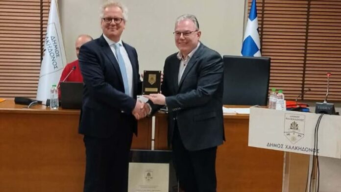 “Επίτιμος Δημότης Χαλκηδόνας ο διακεκριμένος Καθηγητής γλωσσολογίας Mark Janse”