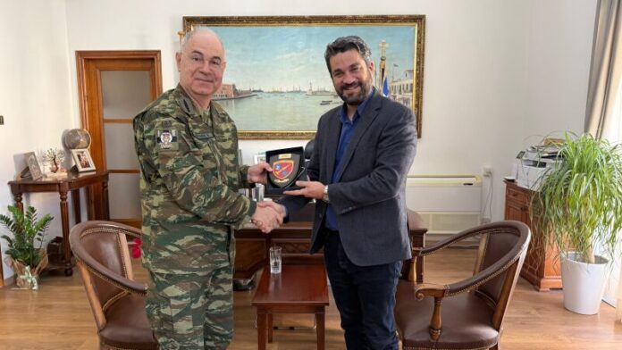 Σύσκεψη Δημάρχου Χανίων με τον καινούργιο Διοικητή του Πεδίου Βολής Κρήτης