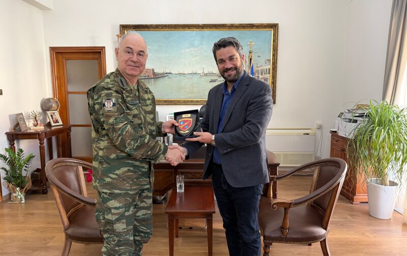 Σύσκεψη Δημάρχου Χανίων με τον καινούργιο Διοικητή του Πεδίου Βολής Κρήτης