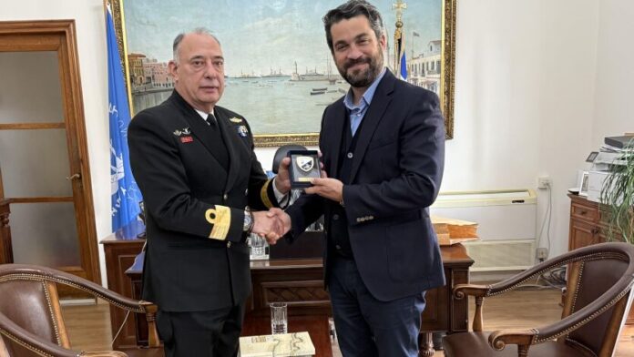 “Ο καινούριος Διοικητής του Ναυστάθμου Κρήτης επισκέπτεται το Δημαρχείο Χανίων”
