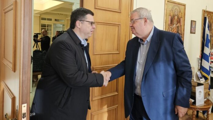 Συνάντηση Περιφερειάρχη Ηπείρου με τον Υφυπουργό δίπλα στον Πρωθυπουργό