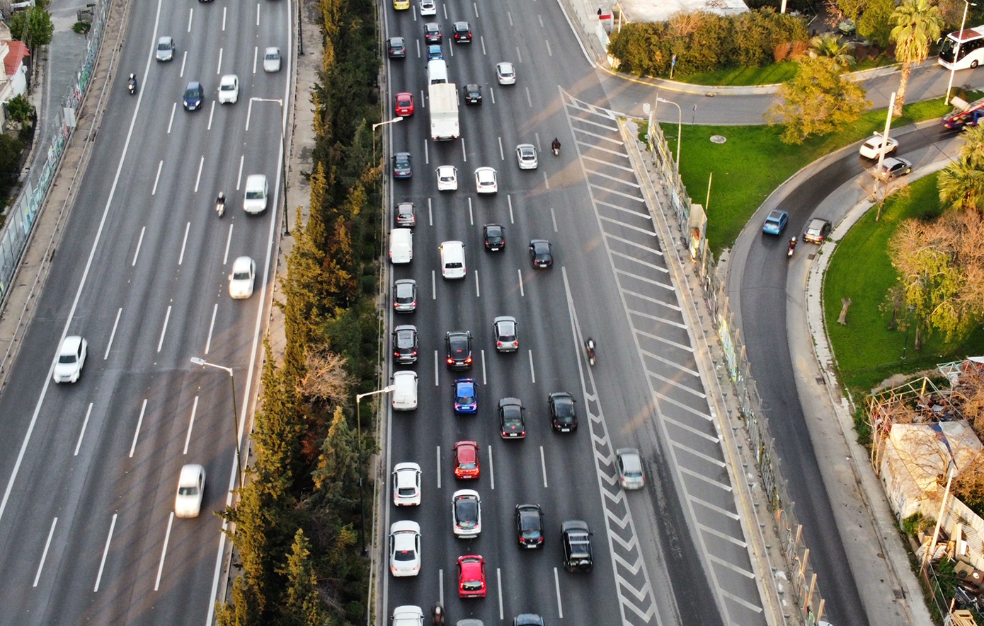 Φορτηγό ανατράπηκε στην Ε.Ο. Αθηνών-Λαμίας – Η κυκλοφορία διεξάγεται μόνο από την αριστερή λωρίδα