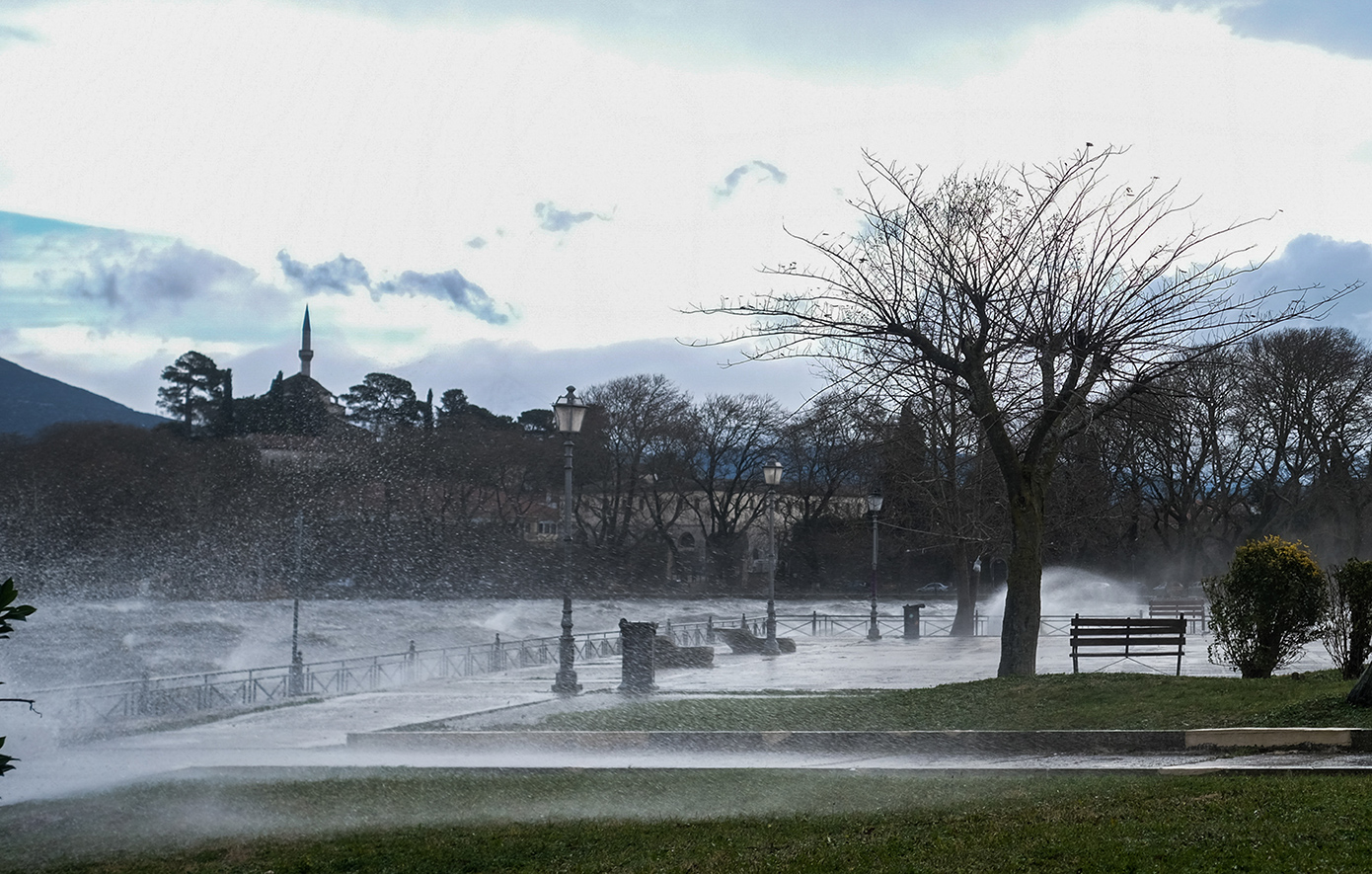 Καιρός: Σαββατοκύριακο με καταιγίδες, δυνατούς νοτιάδες και αφρικανική σκόνη
