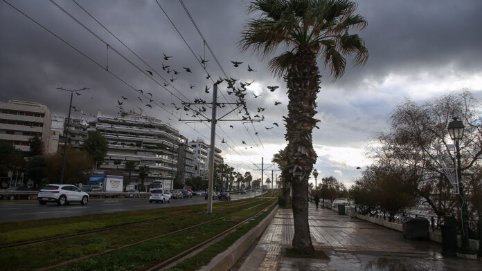 Κακοκαιρία σε πλήρη εξέλιξη: Βροχές και καταιγίδες σε δυτική και βόρεια Ελλάδα – Αφρικανική σκόνη μέχρι το απόγευμα