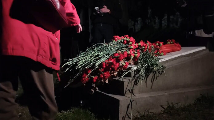Στεφάνια και λουλούδια στο Σκοπευτήριο της Καισαριανής – Οι πικέτες με τα ονόματα των 200 και η ενός λεπτού σιγή