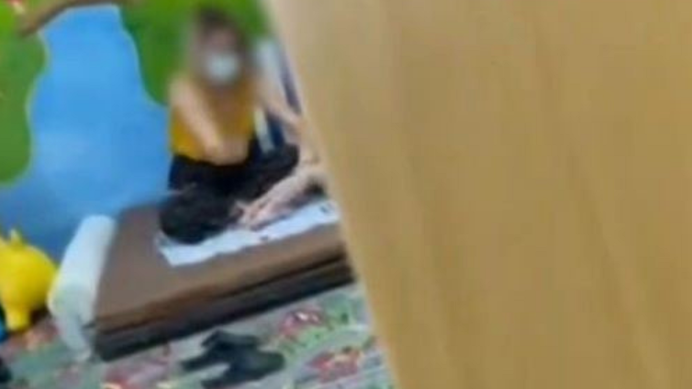 «Σκάσε, μου έχεις τσακίσει τα νεύρα»: Φυσικοθεραπεύτρια επιτέθηκε σε παιδί με εγκεφαλική παράλυση και τη μητέρα του στη Χαλκίδα