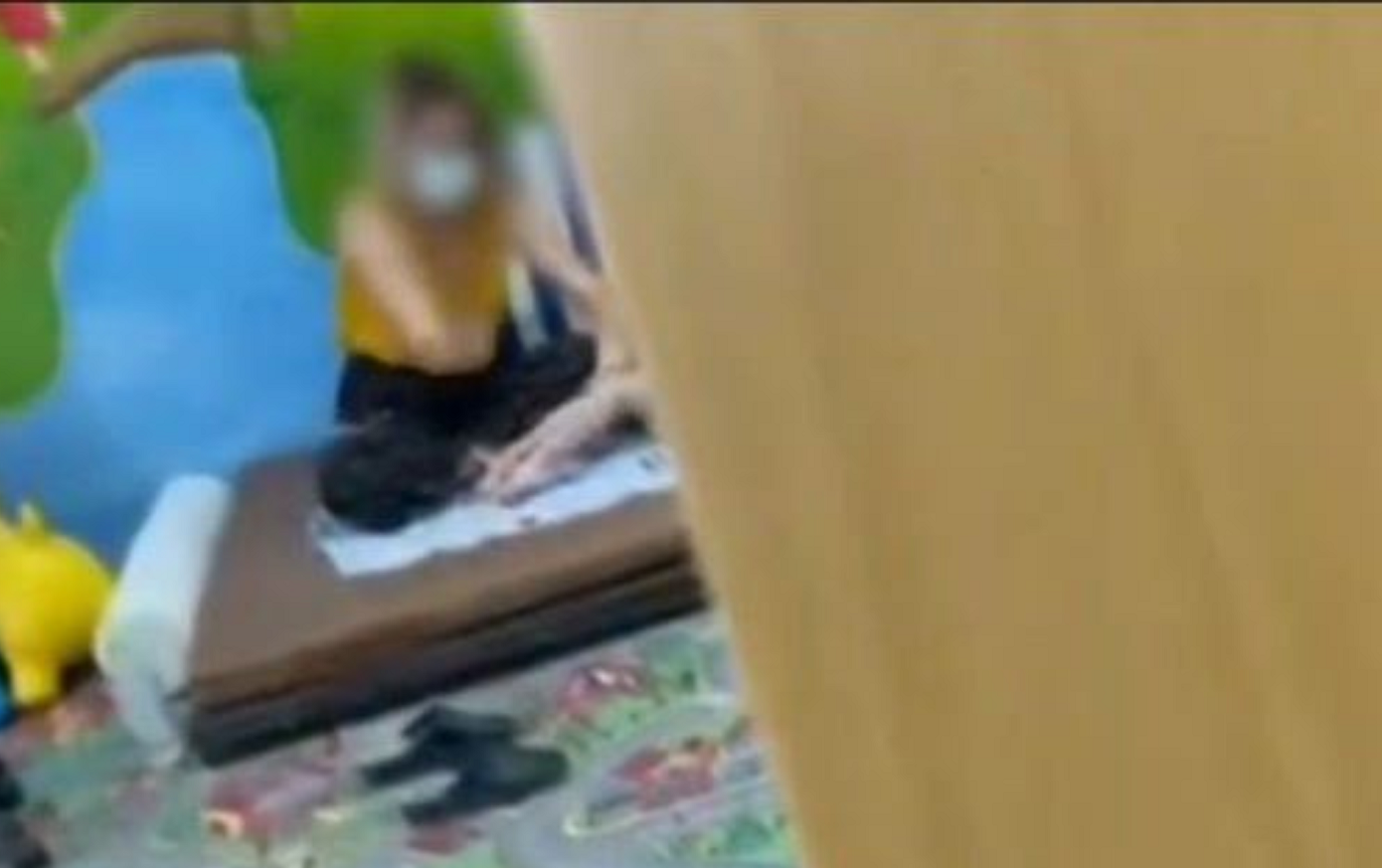 «Σκάσε, μου έχεις τσακίσει τα νεύρα»: Φυσικοθεραπεύτρια επιτέθηκε σε παιδί με εγκεφαλική παράλυση και τη μητέρα του στη Χαλκίδα