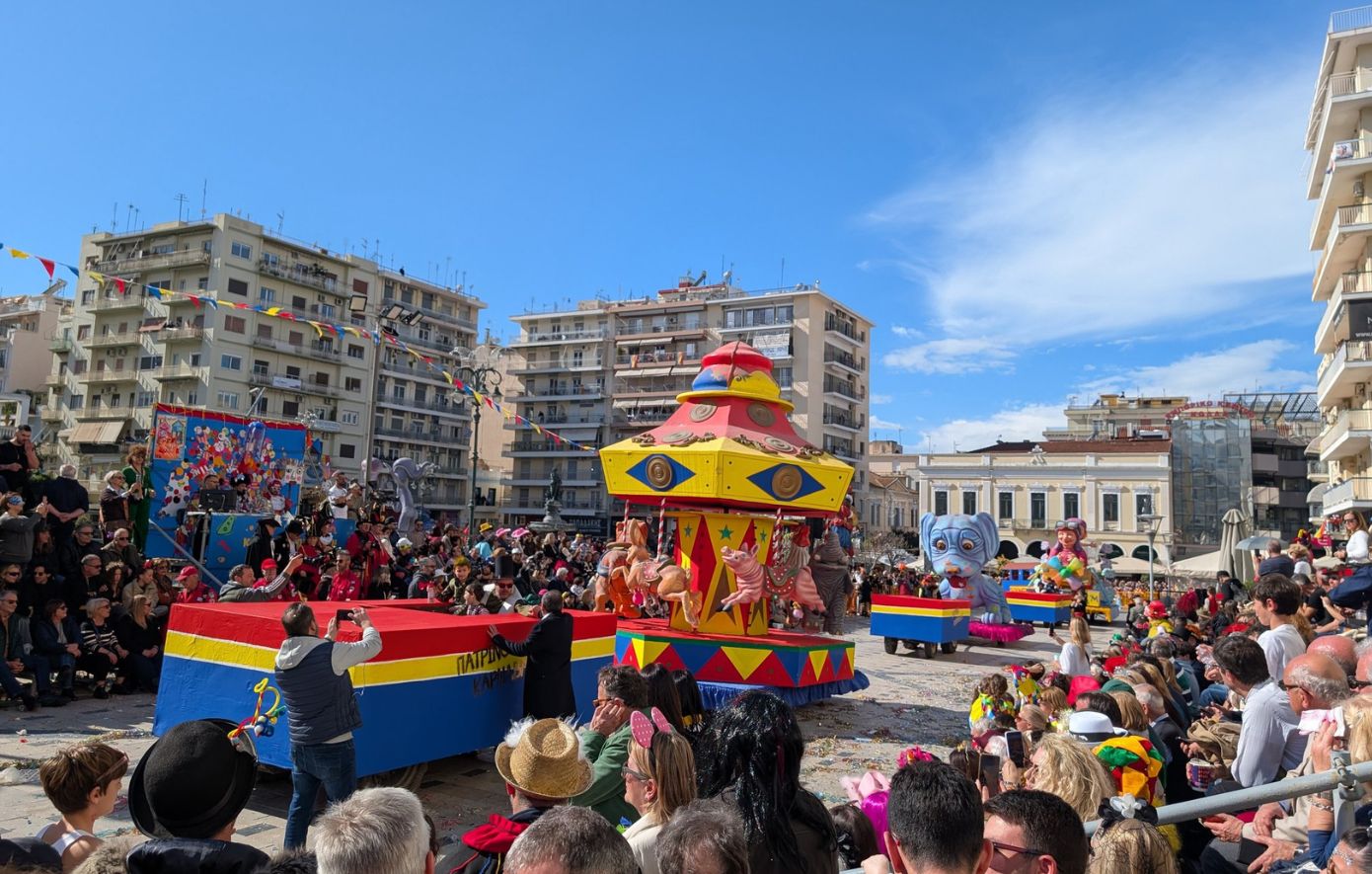 Το καρναβάλι της Πάτρας σε πλήρη δράση: Ασταμάτητο γλέντι και ξέφρενη μουσική σε κάθε γωνιά – Παρακολουθήστε ζωντανά την παρέλαση των αρμάτων