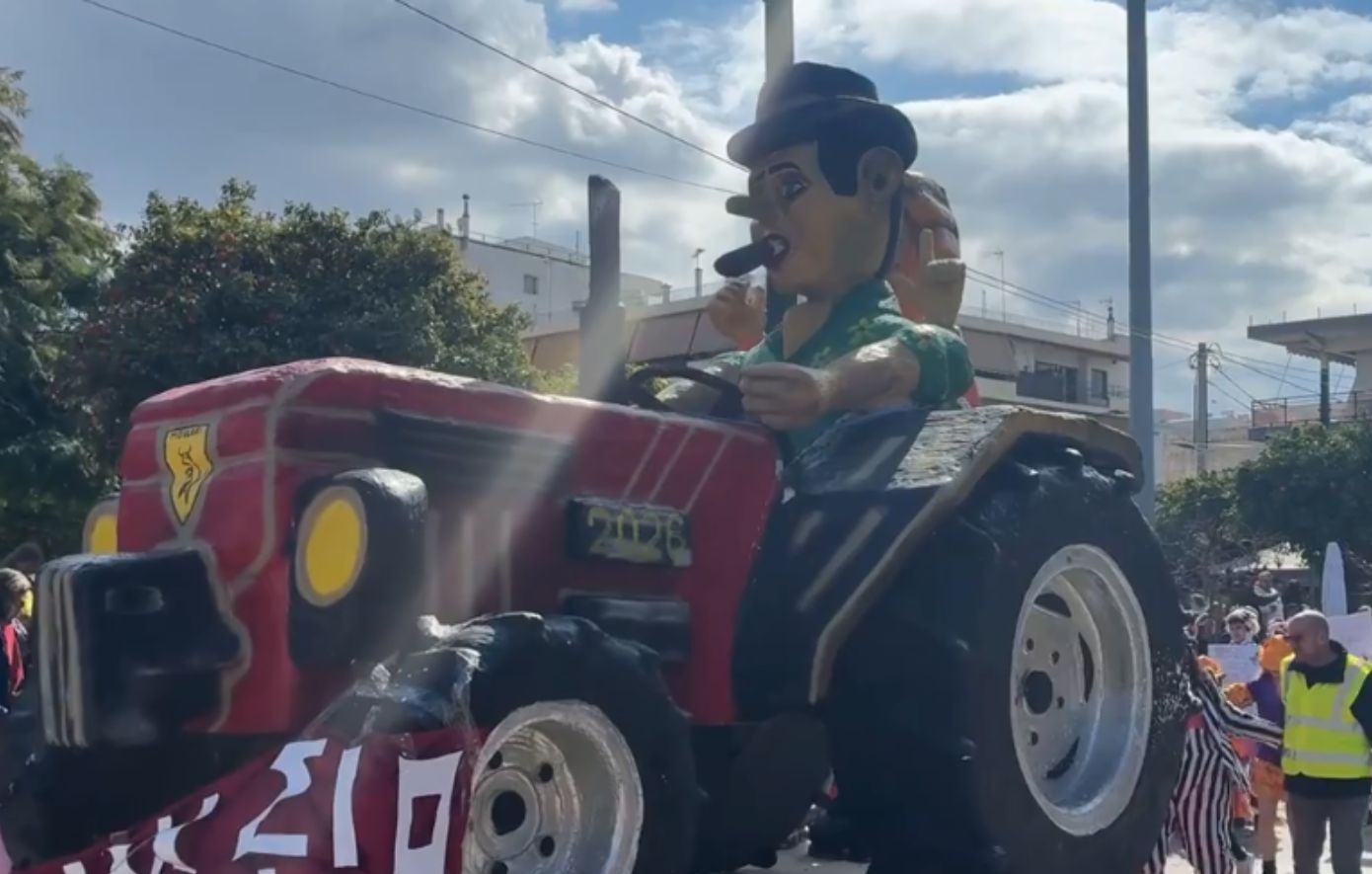 Γιορτή με «τρακτέρ» και «τρελές» αγελάδες στου Ρέντη – Πλήθος μασκαράδων, κέφι και χορός