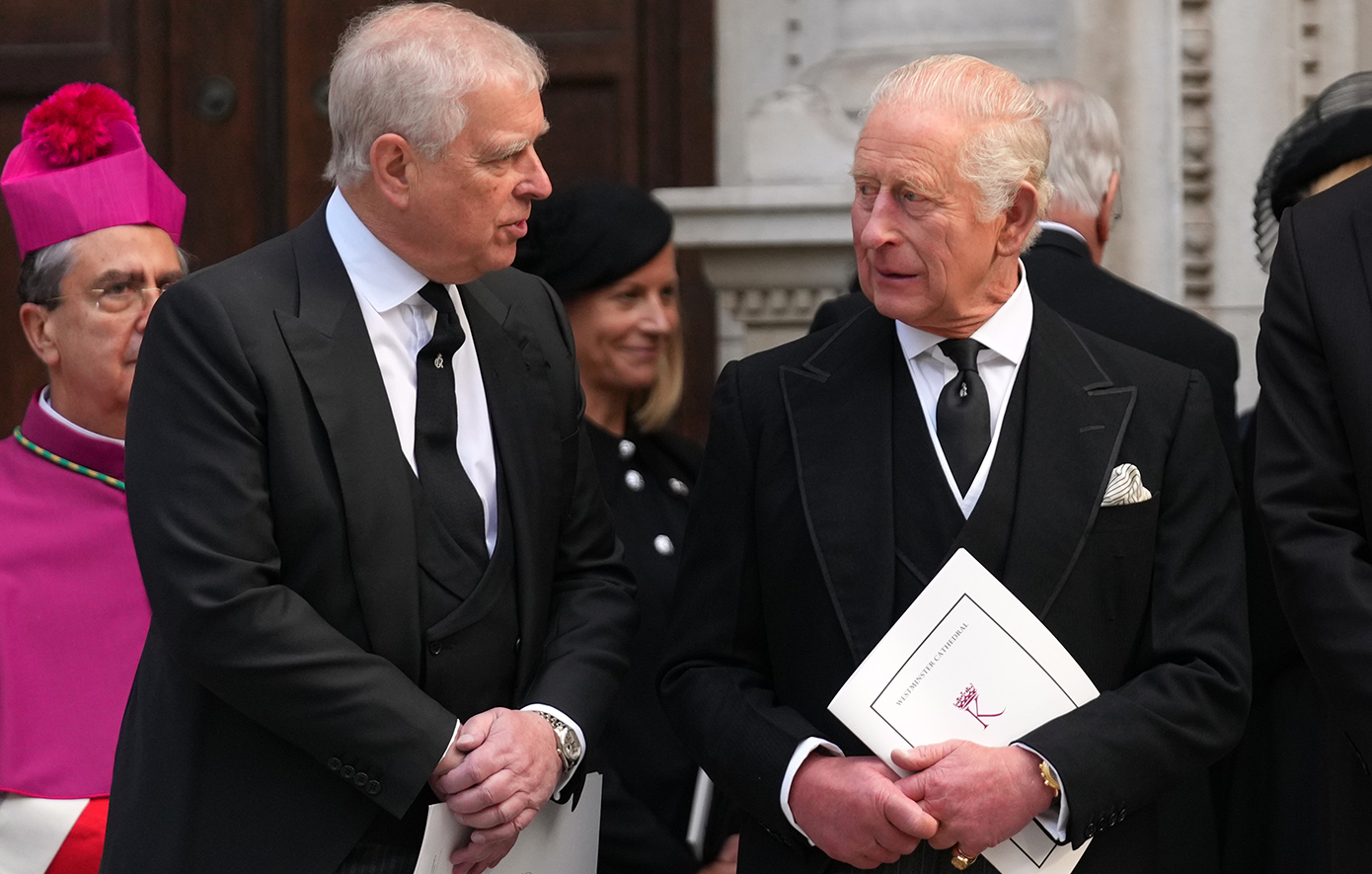 Η αρχική τοποθέτηση του βασιλιά Καρόλου μετά τη σύλληψη του αδελφού του – Γιατί βρίσκεται υπό κράτηση ο Άντριου