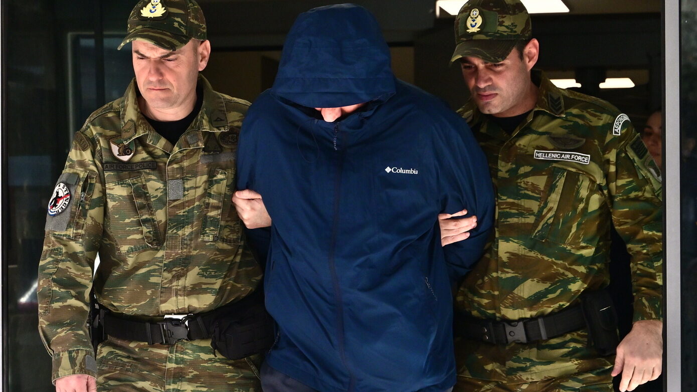 Υπό διερεύνηση ο σμηναγός για κατασκοπεία – Ο «άνθρωπος σκιά», τα ταξίδια και οι δύο απόστρατοι στο προσκήνιο