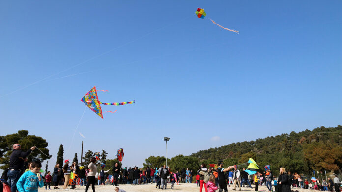 Δύο ημέρες με βροχές, καταιγίδες και αύξηση θερμοκρασίας – Πώς θα πετάξουμε χαρταετό με αυτόν τον καιρό;