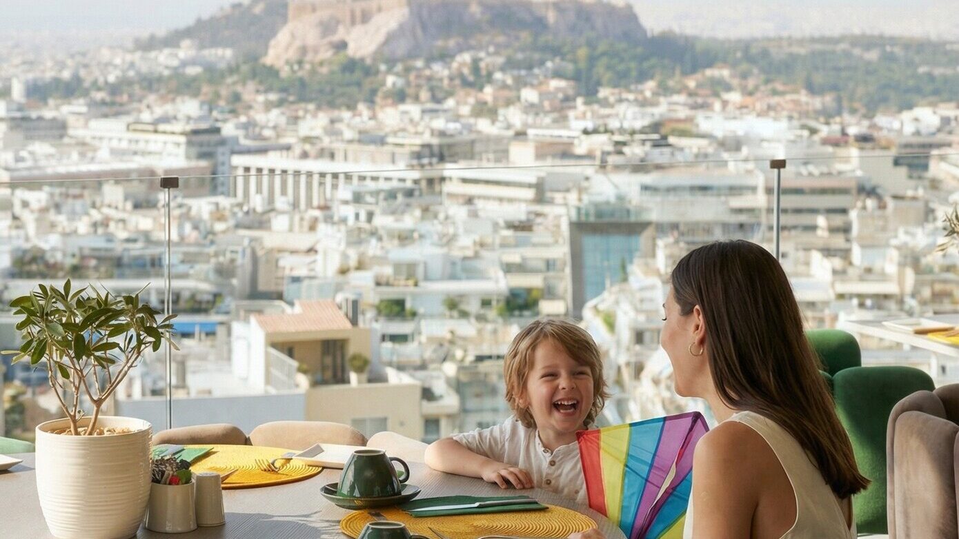 Στο «Grand Balcon» του «St. George Lycabettus» με πανοραμική θέα στους χαρταετούς της πόλης, την Καθαρά Δευτέρα