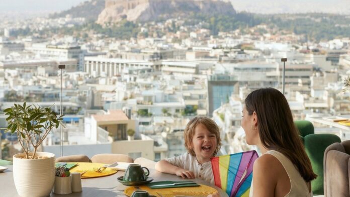 Στο «Grand Balcon» του «St. George Lycabettus» με πανοραμική θέα στους χαρταετούς της πόλης, την Καθαρά Δευτέρα