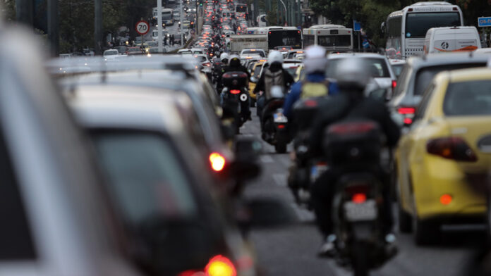 Κίνηση τώρα: Πρόβλημα για τους οδηγούς στη Συγγρού λόγω σπασμένου σωλήνα ύδρευσης