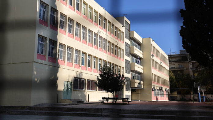 Απομακρύνθηκε η διευθύντρια του 3ου ΕΠΑΛ Χαλανδρίου – Έβαζε τους μαθητές να σκάβουν στο σχολείο