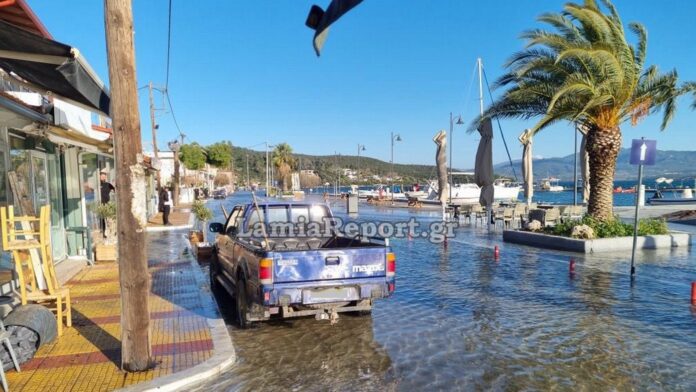 Φθιώτιδα: Η θάλασσα εισέβαλε στη στεριά – Ισχυροί άνεμοι και λασποβροχές, δείτε βίντεο και εικόνες