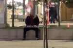Ηλικιωμένος αυνανιζόταν σε πλατεία της Λαμίας μπροστά σε ανήλικους