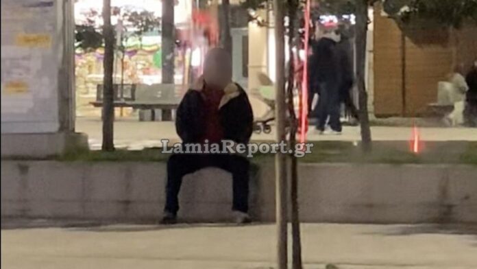Ηλικιωμένος αυνανιζόταν σε πλατεία της Λαμίας μπροστά σε ανήλικους