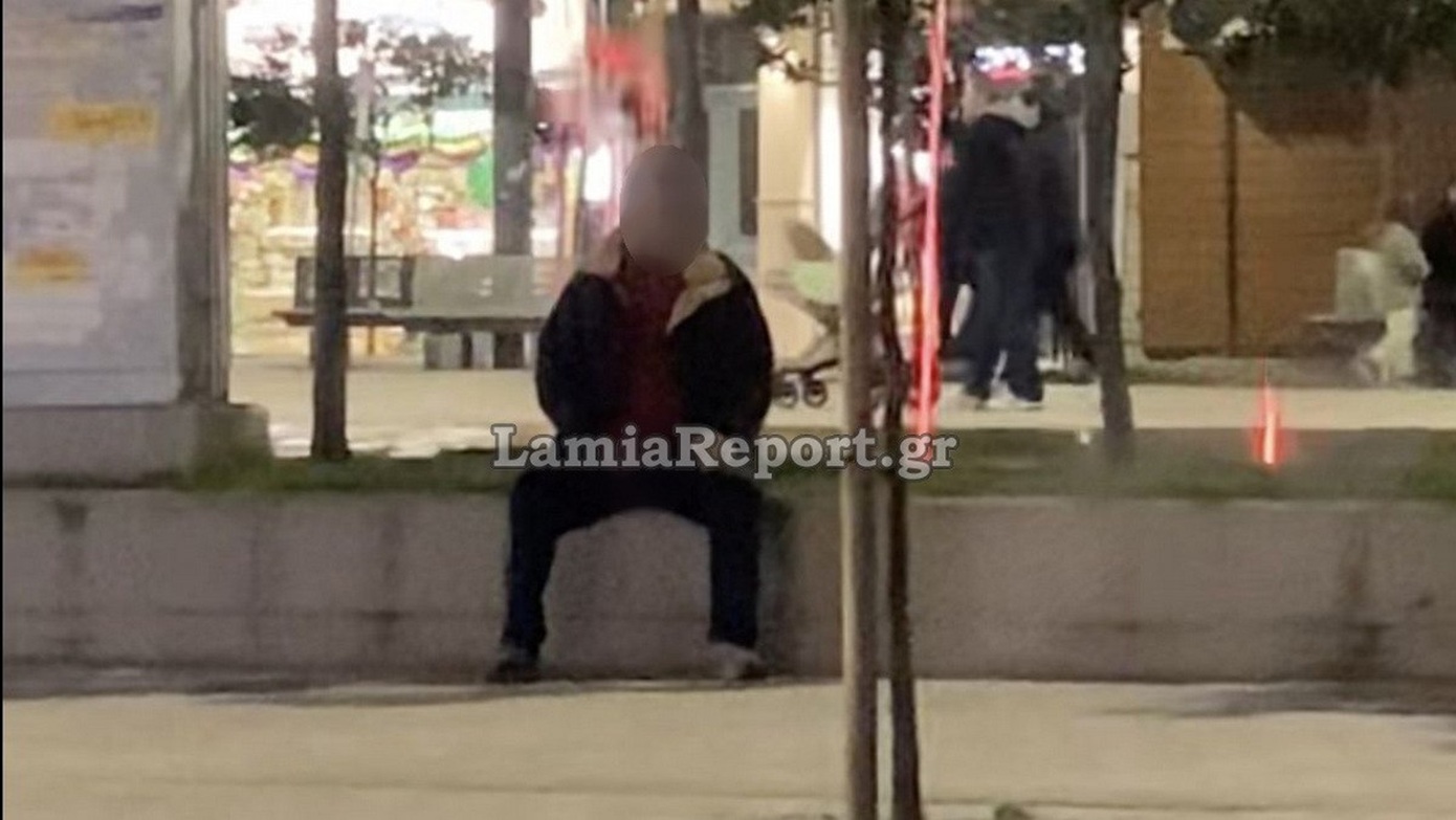 Ηλικιωμένος αυνανιζόταν σε πλατεία της Λαμίας μπροστά σε ανήλικους