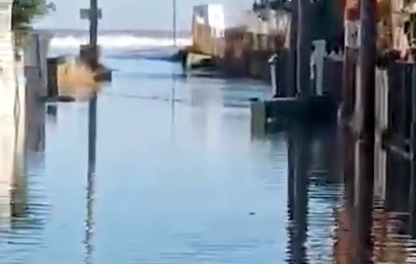 Συγκλονιστικές εικόνες: Η θάλασσα εισέβαλε στη στεριά και «κατάπιε» σπίτια στη Λάρισα