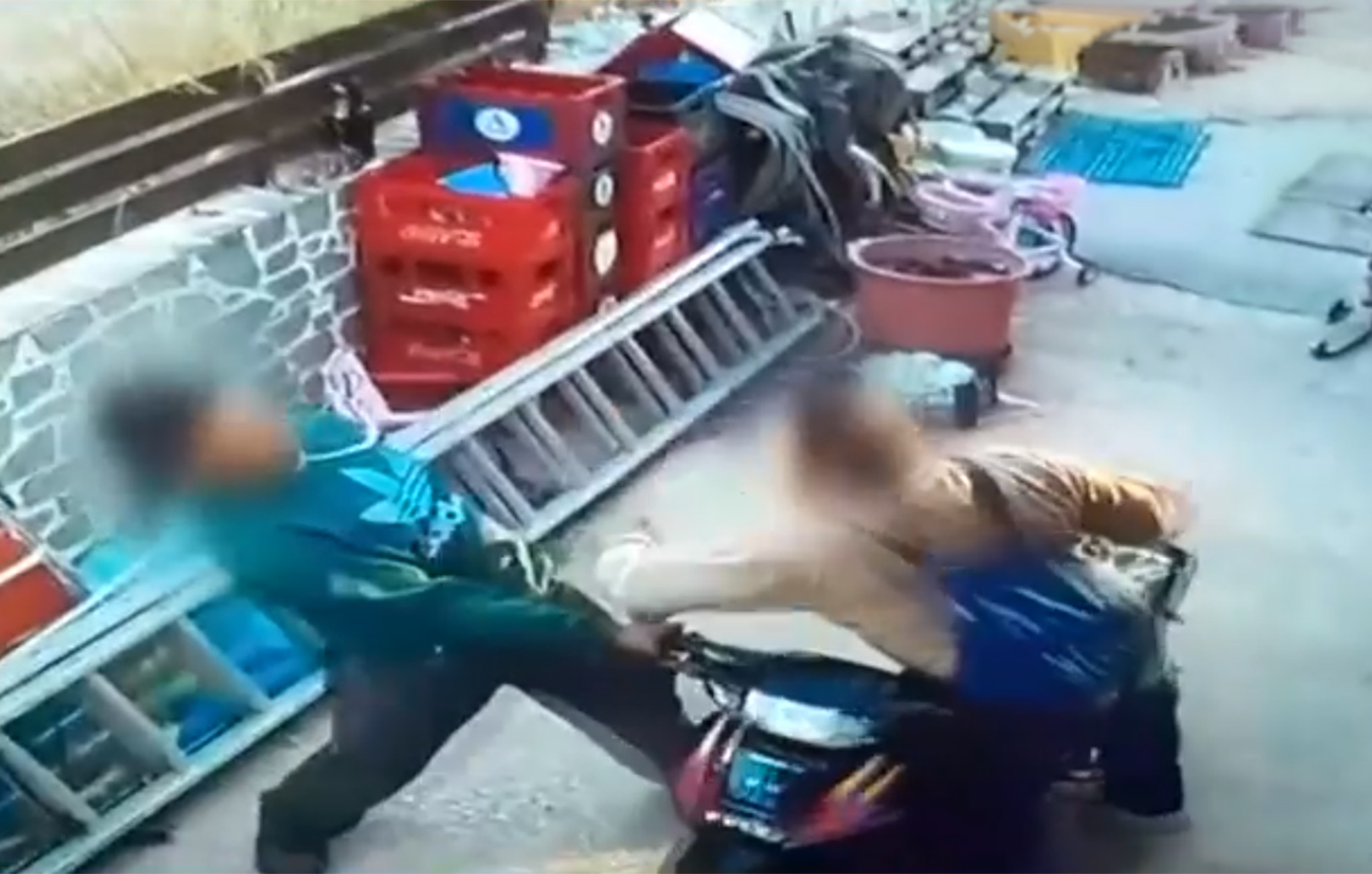 Πατροκτονία στη Λέρο: Βίντεο δείχνει τον πατέρα να επιτίθεται στον ανήλικο γιο του και να ρίχνει μηχανή πάνω του