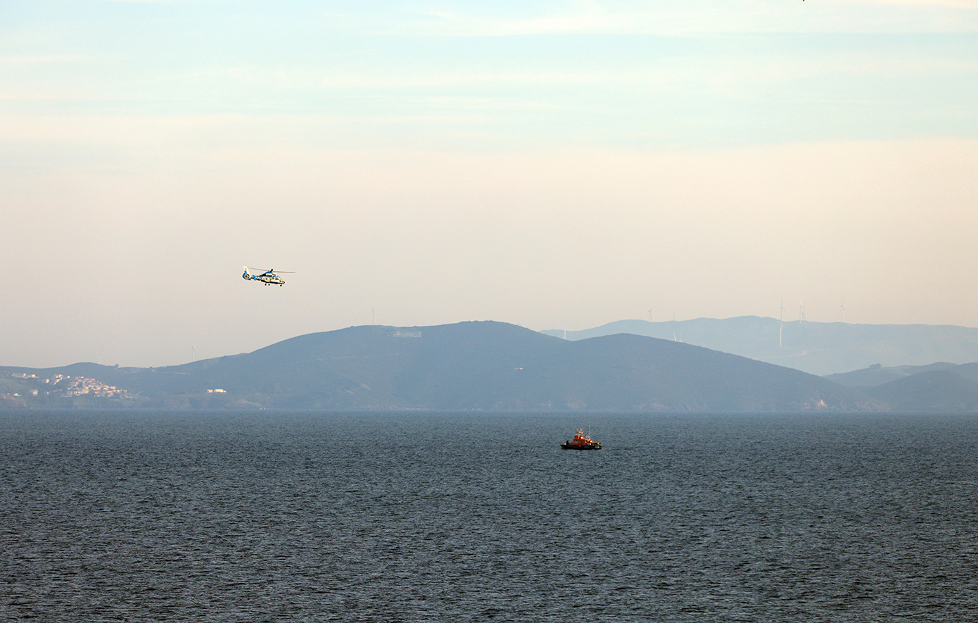 Συγκλονιστική φωτογραφία από τη μισοβυθισμένη βάρκα που μετέφερε μετανάστες στη Χίο – Οι Αρχές αναμένουν την ανάκριση του διακινητή