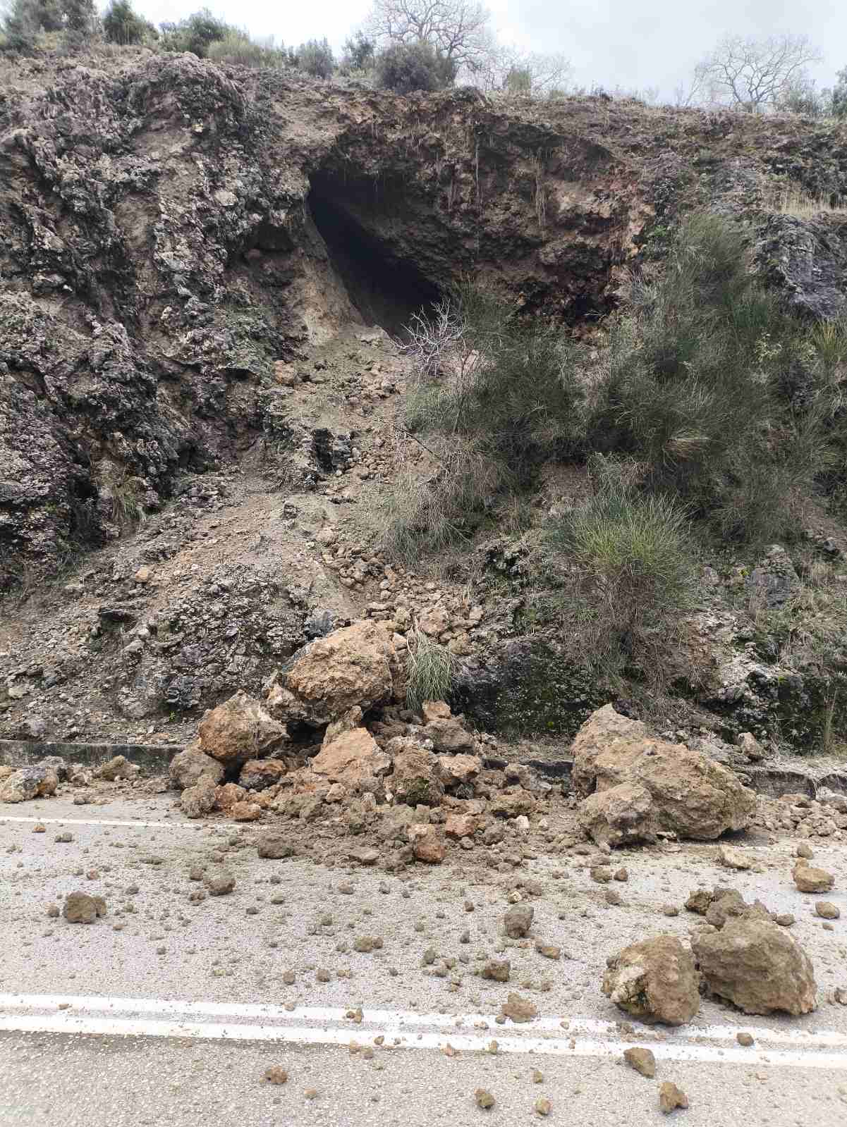 Στο έλεος της κακοκαιρίας η Ήπειρος με κλειστούς δρόμους και νέες κατολισθήσεις