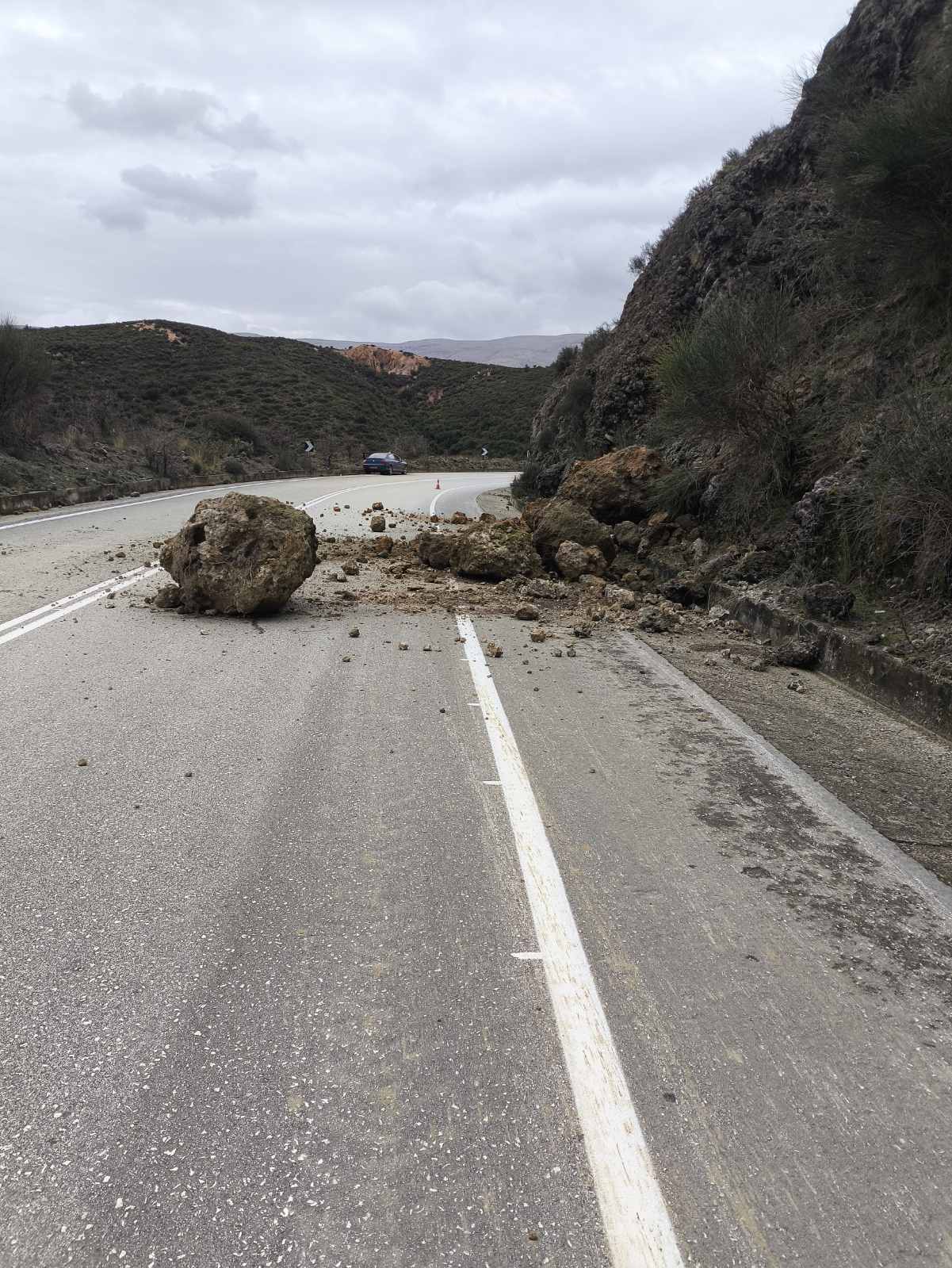 Στο έλεος της κακοκαιρίας η Ήπειρος με κλειστούς δρόμους και νέες κατολισθήσεις