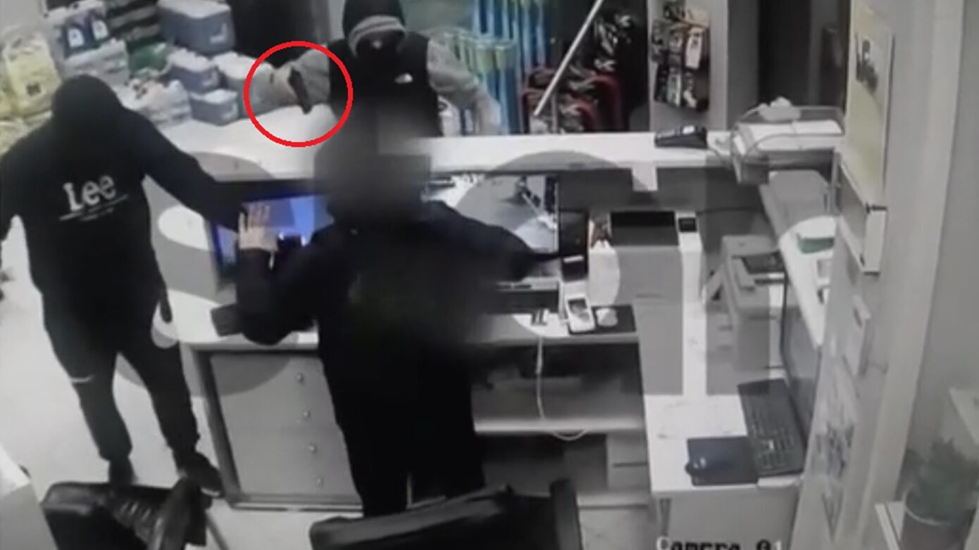 Καρέ-καρέ ένοπλη επίθεση σε βενζινάδικο στο Μενίδι – Ο ληστής άρπαξε 800 ευρώ και εξαφανίστηκε