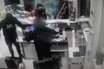 Καρέ-καρέ ένοπλη επίθεση σε βενζινάδικο στο Μενίδι – Ο ληστής άρπαξε 800 ευρώ και εξαφανίστηκε