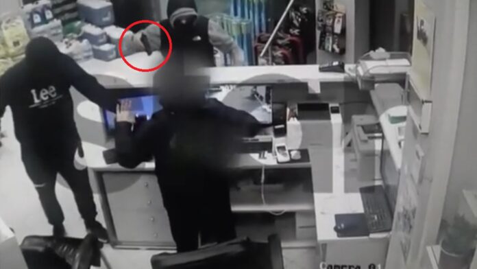 Καρέ-καρέ ένοπλη επίθεση σε βενζινάδικο στο Μενίδι – Ο ληστής άρπαξε 800 ευρώ και εξαφανίστηκε