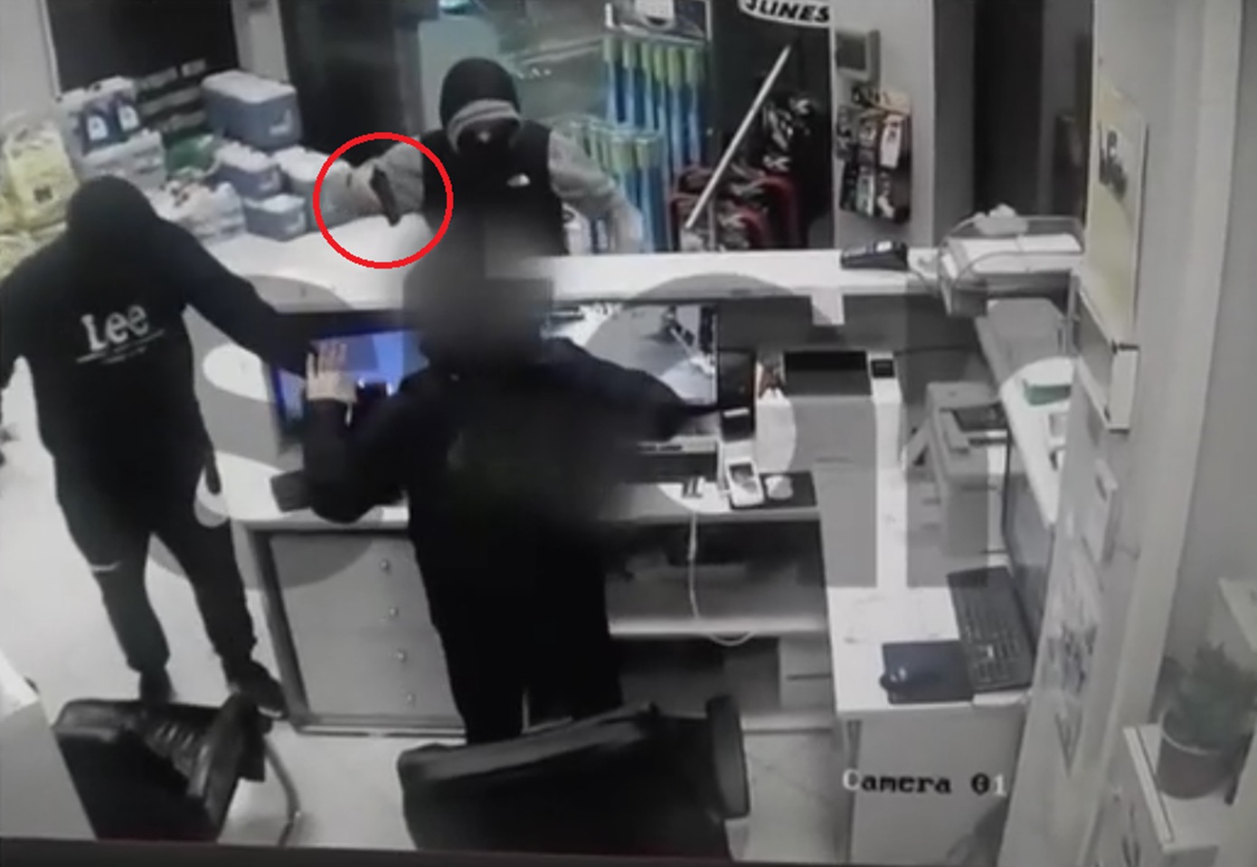 Καρέ-καρέ ένοπλη επίθεση σε βενζινάδικο στο Μενίδι – Ο ληστής άρπαξε 800 ευρώ και εξαφανίστηκε