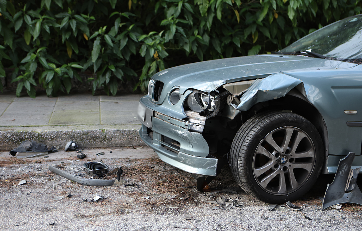 Γνωστή τραγουδίστρια συγκροτήματος η οδηγός που συγκρούστηκε με πέντε αυτοκίνητα στο Κολωνάκι – Δείτε εικόνες