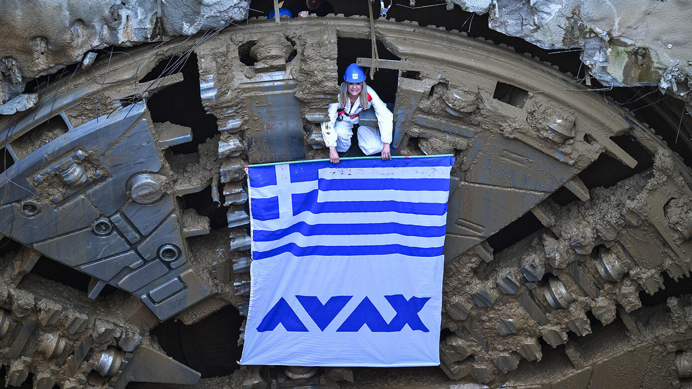 Η ελληνική σημαία στο τοιχίο που διέσχισε ο μετροπόντικας «Αθηνά» – Δήμας: Σημαντική μέρα για τη Γραμμή 4