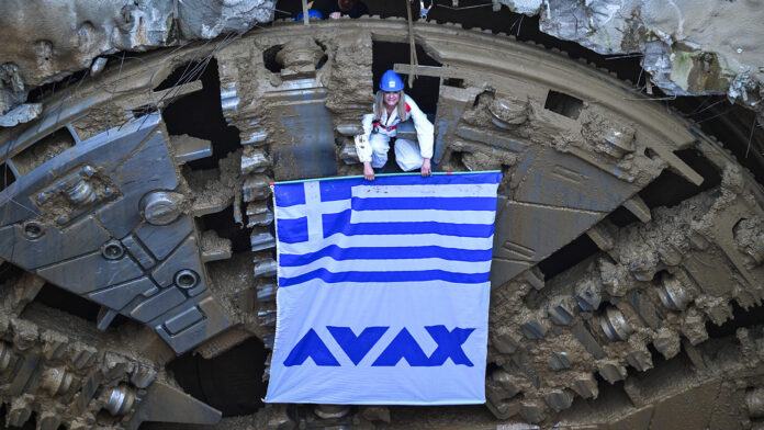 Η ελληνική σημαία στο τοιχίο που διέσχισε ο μετροπόντικας «Αθηνά» – Δήμας: Σημαντική μέρα για τη Γραμμή 4
