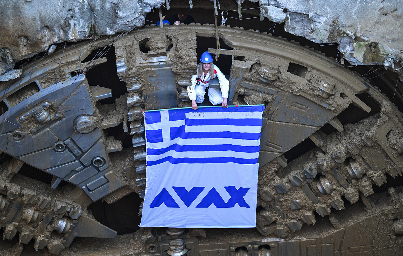 Η ελληνική σημαία στο τοιχίο που διέσχισε ο μετροπόντικας «Αθηνά» – Δήμας: Σημαντική μέρα για τη Γραμμή 4